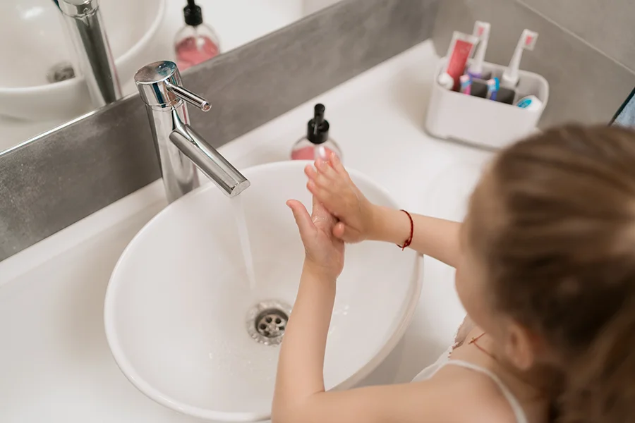 Lavarse las manos con agua y jabón