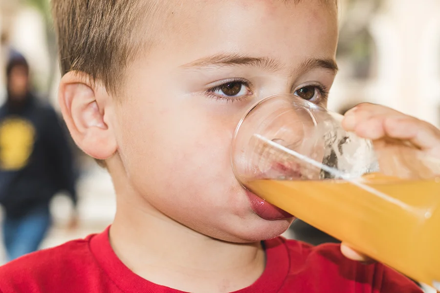 Bebidas que deben limitarse en la dieta infantil